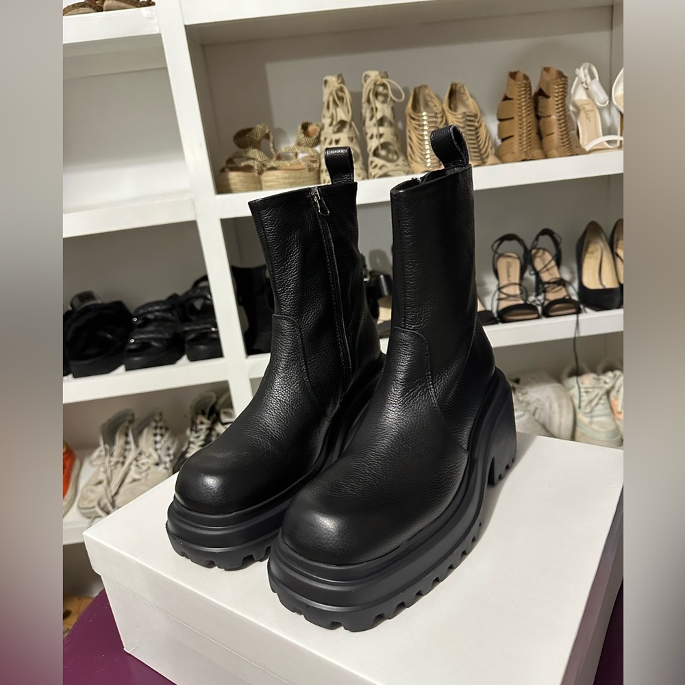Black Lintervalle boots size 37 (US 7)